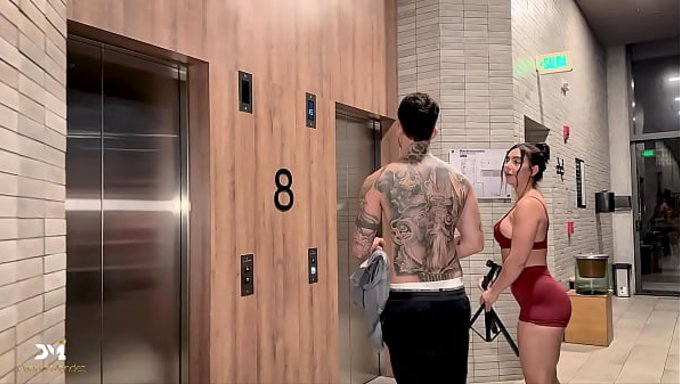 女孩独自在健身房锻炼,当一个男人来帮她。