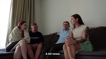 情侣们在火辣的激情中...