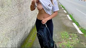 课外,已婚男人的车子变成公共性爱场面