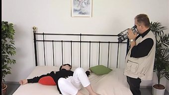 棕色头发的宝贝在复古...