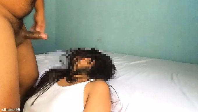 亚洲少女被精液填满嘴巴