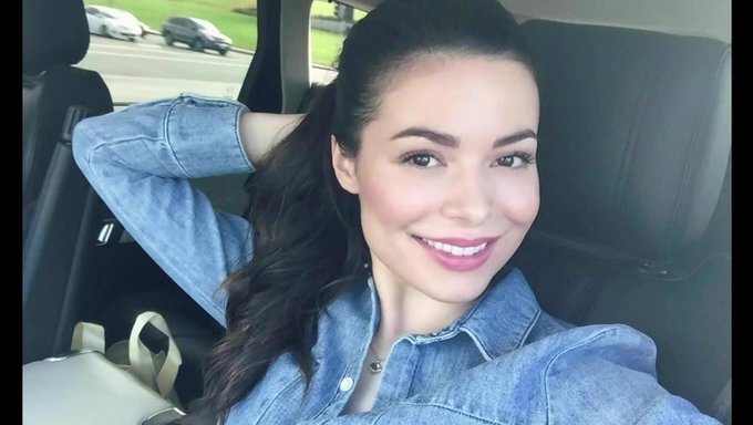 棕色头发的明星miranda Cosgrove的instagram照片,用来打飞机