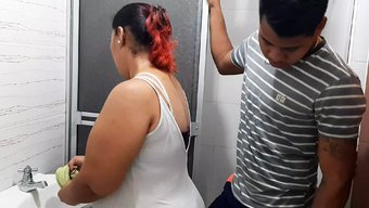 成熟的熟女在浴室里自...