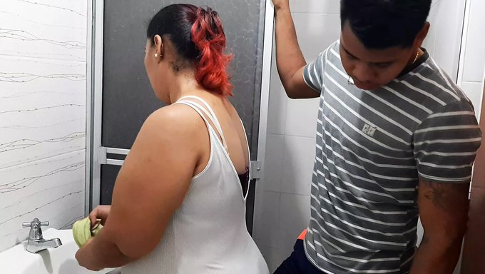 成熟的熟女在浴室里自慰,同时接受阴部口交