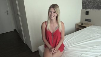 18岁的金发女郎被大...