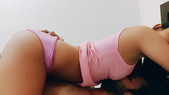 用性感女孩的乳房和丝袜自慰