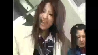 亚洲女孩参与激情的性爱大战