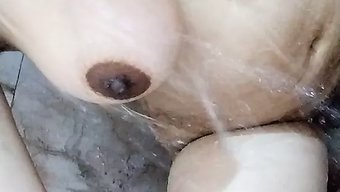 成熟和少女情侣沉迷于...
