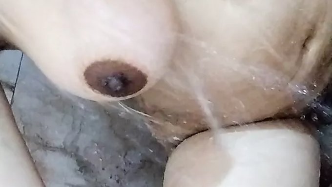成熟和少女情侣沉迷于热辣的手指插入和自慰