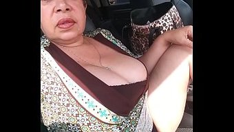 我在卡车里摸我的阴部...