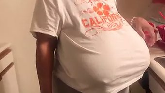 美丽的胖女人妻子在厨...