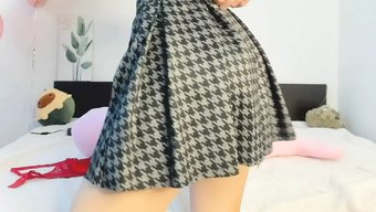 年轻的大学女孩穿着短...