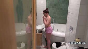 贝拉的大天然乳房在淋...