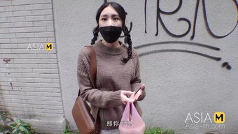亚洲少女谭颖在公共场...