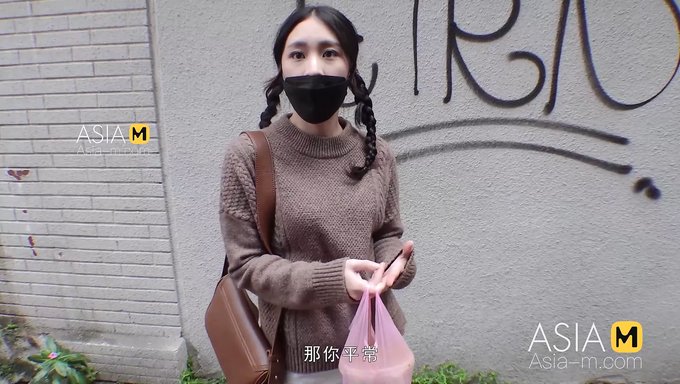 亚洲少女谭颖在公共场合被舔和操