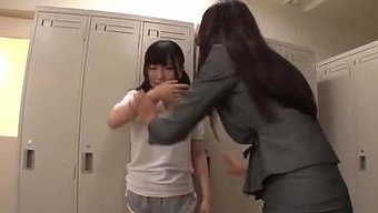 女同老师在教室里和少女做爱