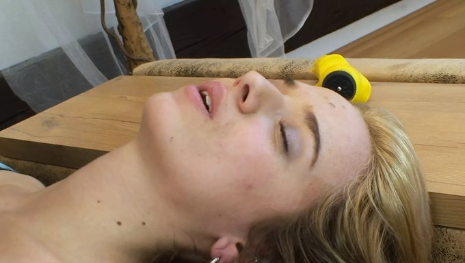 德国少年在狂野的性爱中被操得毛茸茸的阴户