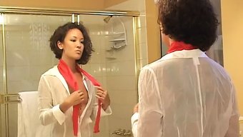 纹身少女给蒙住眼睛的...