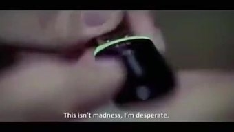 瘦弱的熟女在镜头前享...