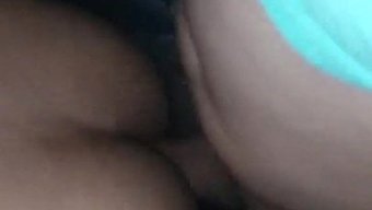 成熟的女人在楼梯上毫...