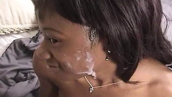 美丽的黑人女子进行令...