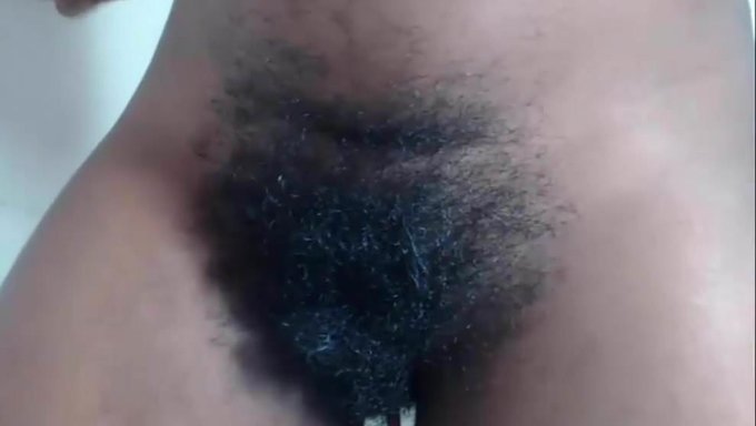 黑人前男友在最受欢迎的视频中拥有多毛的体格