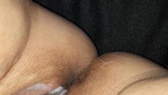 独自的女孩用震动棒自慰