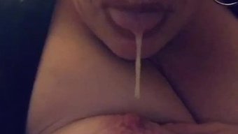 丰满的熟女在自制视频...