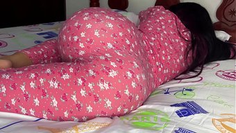 我就爱看继女穿着睡衣...