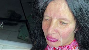 一个继子把他的继母从...