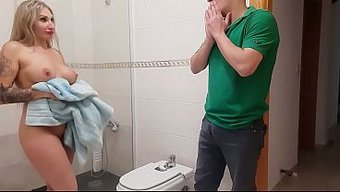 浴室里热气腾腾,我那大奶金发继母让我狠狠操她一顿。