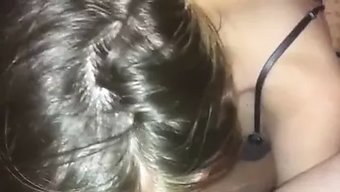 长发女孩给她的男友一...