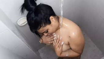 业余少女在淋浴间里变得淘气