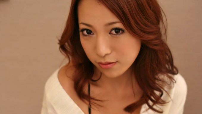 日本家庭主妇honoka Sakura在热辣的遭遇中给陌生人口交