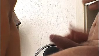 德国宝贝在理发师那里...