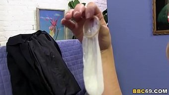 女仆在激烈的肛交场景...