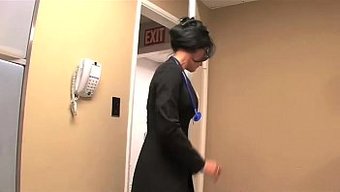 女同性恋医生互相用手...