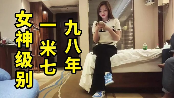 业余少女惊人的口交和延迟高潮的手交,带有肮脏的话语