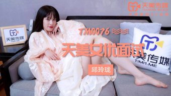 小巧的亚洲少女接受了...