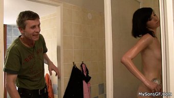 捷克棕发女郎被一个老...