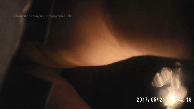 兰肯美女在火车上炫耀自己的资产