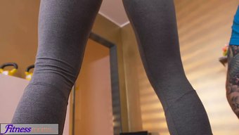健身房教练在健身房里...