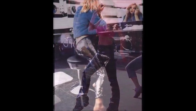 观看britney Spears穿着性感的紧身衣展示她紧绷的后背