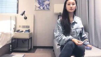 在酒店房间里与美丽的...