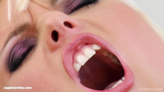 独自的女孩桑德拉·桑切斯沉迷于假阳具游戏