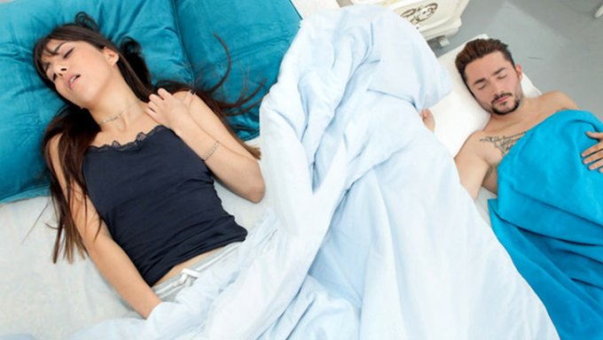 拉丁美女anya Krey用独奏会话惊喜她的室友