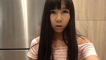 娇小的亚洲少女的变态性冒险