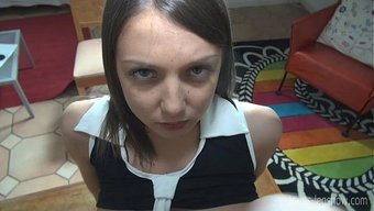美丽的棕发宝贝在po...