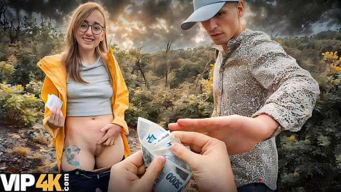 一个猎人在森林里发现了一个天然大奶的女孩,和她发生了性关系。