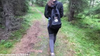 看一个泡沫屁股徒步旅...